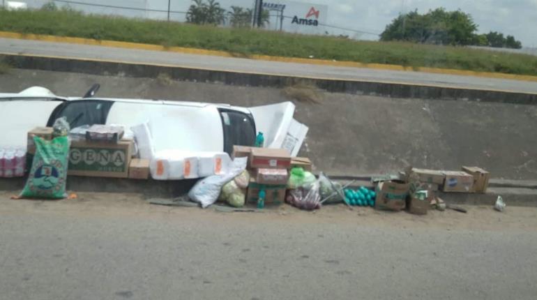 Vuelca coche en cuneta de la Villahermosa-Cárdenas