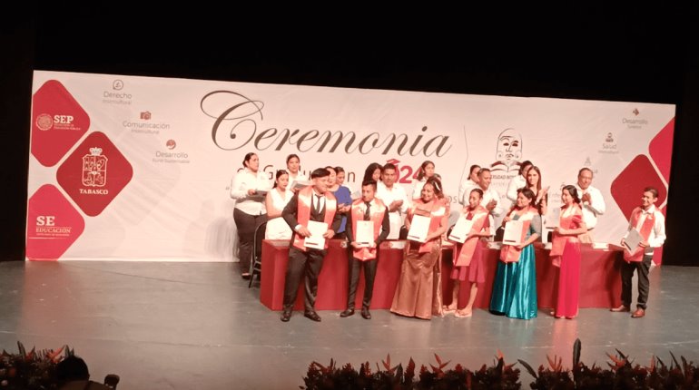 Celebra UIET graduación de 216 alumnos de 7 licenciaturas