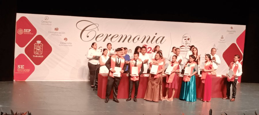 Celebra UIET graduación de 216 alumnos de 7 licenciaturas