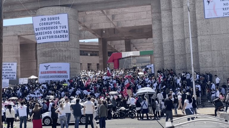 Protestan trabajadores del PJF en el Palacio de Justicia de San Lázaro