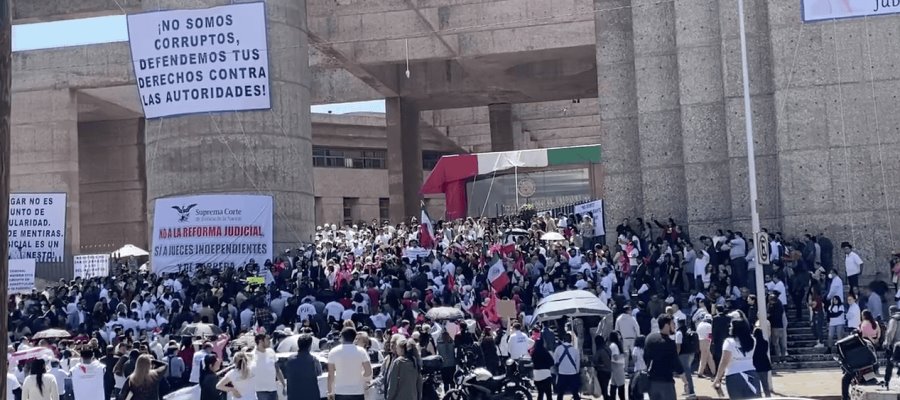 Protestan trabajadores del PJF en el Palacio de Justicia de San Lázaro