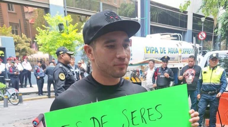 Protesta en SSC de CDMX policía que participó en video de Luna Bella