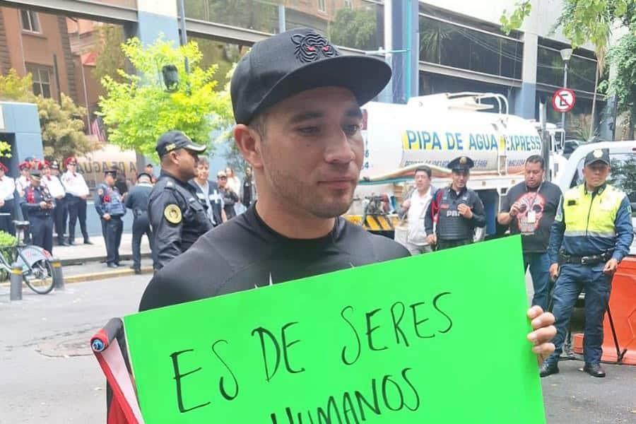 Protesta en SSC de CDMX policía que participó en video de Luna Bella