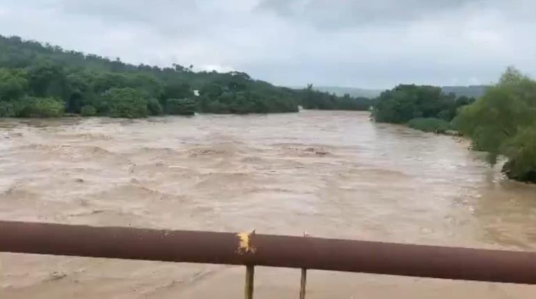 Se desborda río en Veracruz y evacúan a familias en riesgo