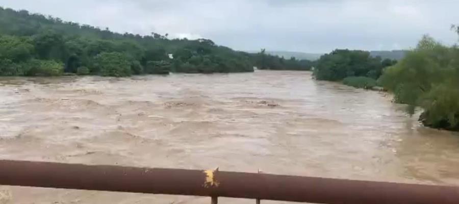 Se desborda río en Veracruz y evacúan a familias en riesgo