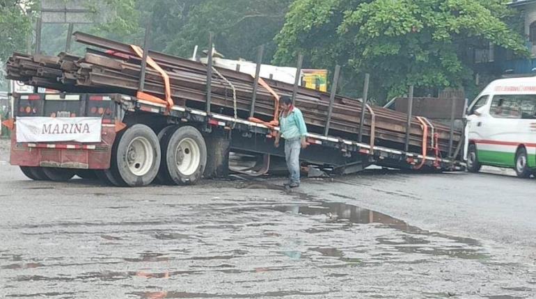 Se desprende remolque de tráiler que transportaba rieles en Huimanguillo 