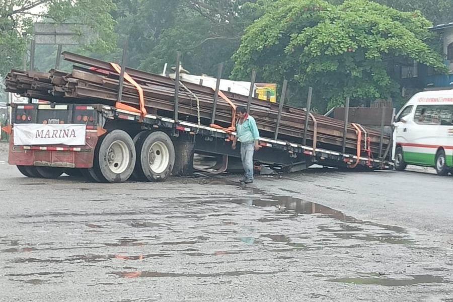 Se desprende remolque de tráiler que transportaba rieles en Huimanguillo 