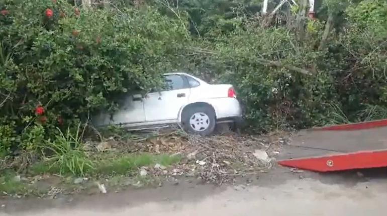 Persona de la tercera edad pierde el control del auto y se estampa con una cerca