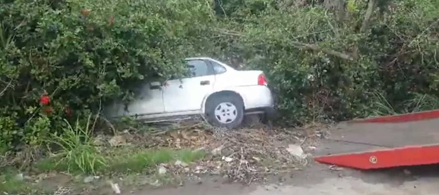 Persona de la tercera edad pierde el control del auto y se estampa con una cerca