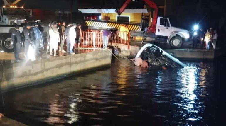 Mueren 7 jóvenes en Coatzacoalcos al caer camioneta a río tras festejo de graduación