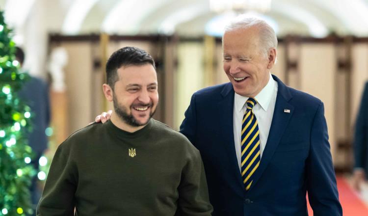 "Es un error", Zelensky minimiza confusión de Biden con Putin