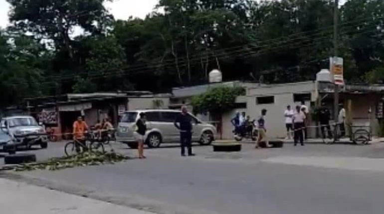 Bloquean la Cárdenas – Huimanguillo por falta de servicio eléctrico