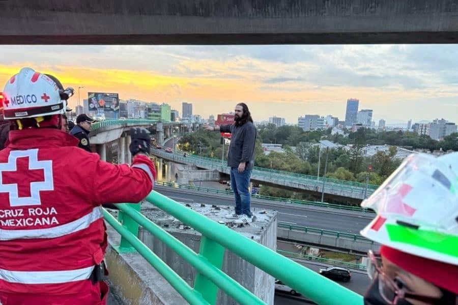 Rescatan a sujeto que intentó arrojarse del segundo piso del periférico en CDMX