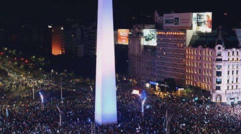 Muere aficionado de Argentina al caer de un cartel en el obelisco durante final de la Copa América