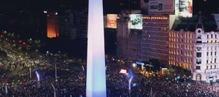 Muere aficionado de Argentina al caer de un cartel en el obelisco durante final de la Copa América