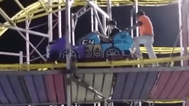 Falla en montaña rusa en feria de Escobedo deja a personas atrapadas en las alturas