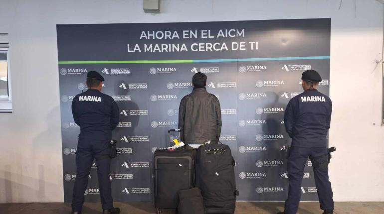 Detienen a 2 pasajeros del AICM que transportaban droga en su maleta