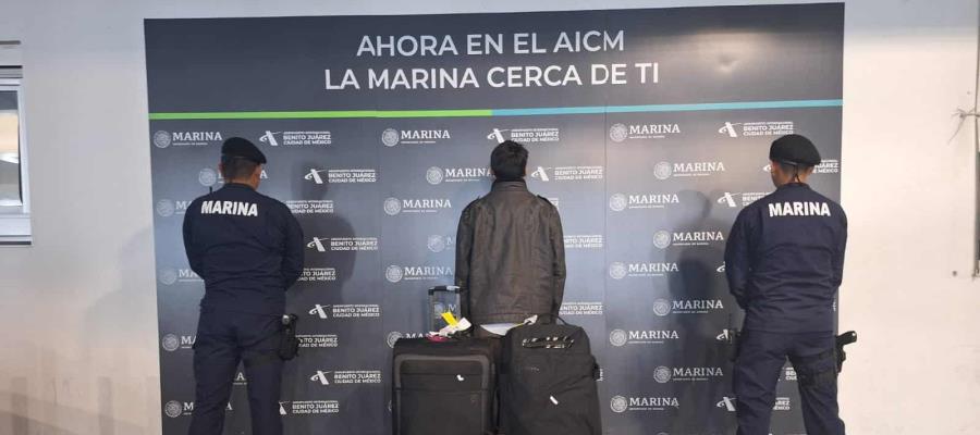 Detienen a 2 pasajeros del AICM que transportaban droga en su maleta