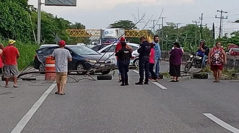 Bloquean 4 horas la Villahermosa – Frontera por falta de energía eléctrica