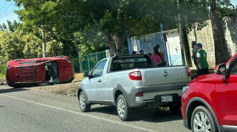 Vehículo termina volcado sobre la Villahermosa-Teapa