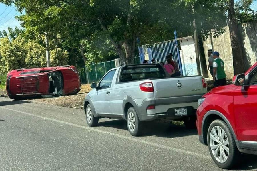 Vehículo termina volcado sobre la Villahermosa-Teapa