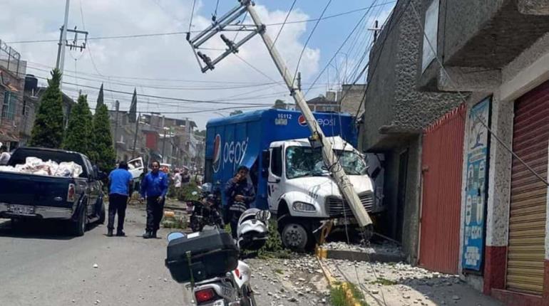 Camión de refrescos se queda sin frenos y choca en Tultitlán, Edomex; deja 12 heridos