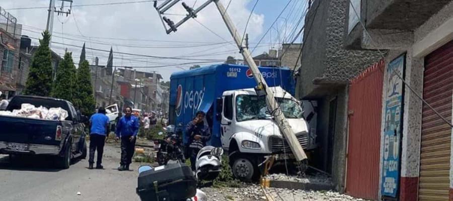 Camión de refrescos se queda sin frenos y choca en Tultitlán, Edomex; deja 12 heridos