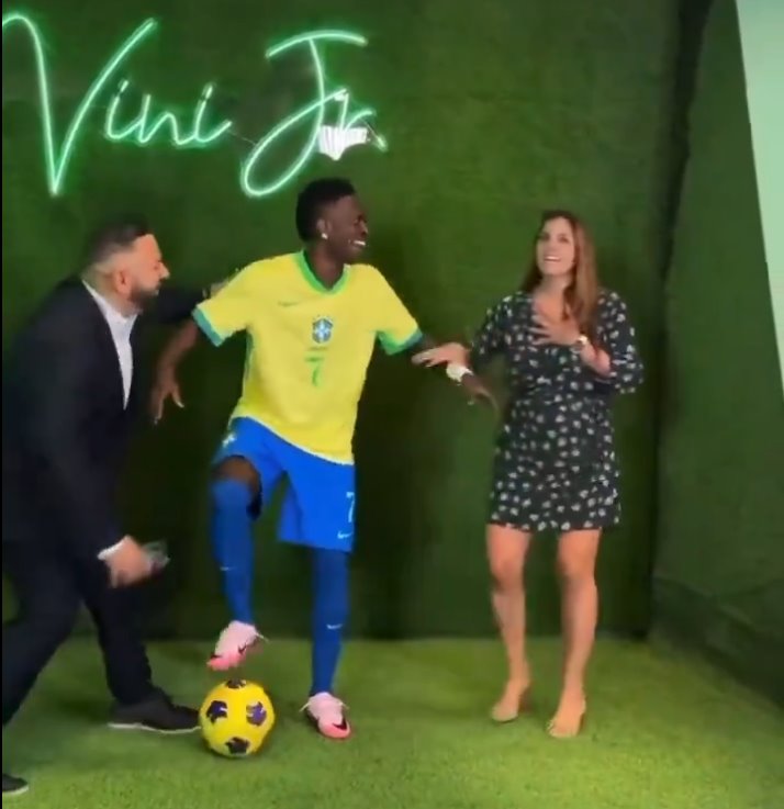 Vinicius Jr sorprende a aficionados haciéndose pasar por estatua en Nueva York