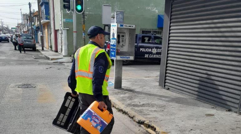 Retira PEC objetos de la vía pública usados para apartar lugares