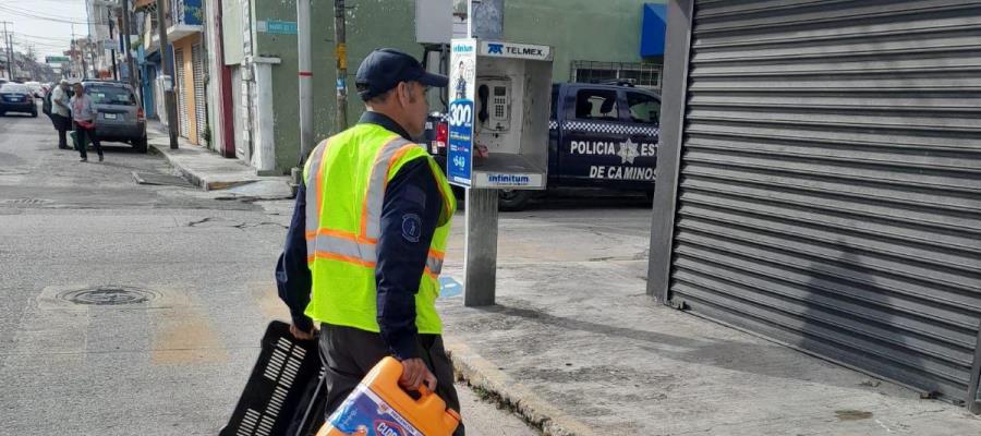 Retira PEC objetos de la vía pública usados para apartar lugares