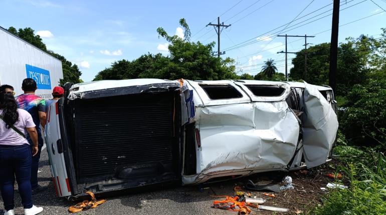 Vuelca camioneta con 4 pasajeros en la Villahermosa-Frontera