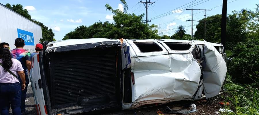 Vuelca camioneta con 4 pasajeros en la Villahermosa-Frontera