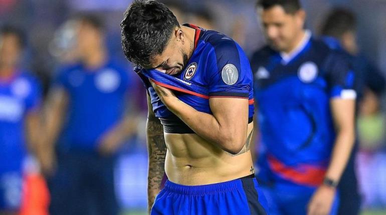 Carlos Salcedo es notificado en oficinas de Cruz Azul que debe comparecer ante Fiscalía por asesinato de su hermana