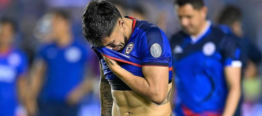 Carlos Salcedo es notificado en oficinas de Cruz Azul que debe comparecer ante Fiscalía por asesinato de su hermana