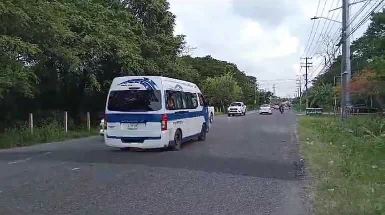 Aparecen topes no autorizados en la carretera a Río Viejo