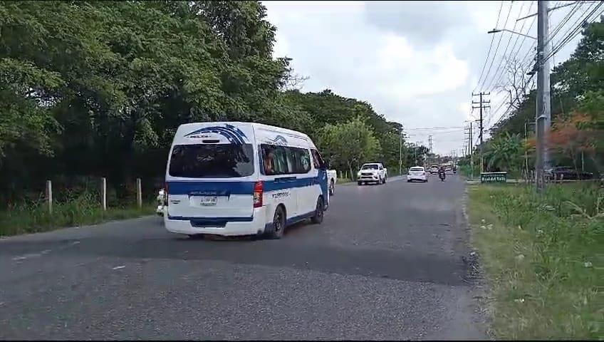 Aparecen topes no autorizados en la carretera a Río Viejo