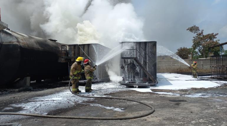 Sofocan incendio en parque industrial en Cunduacán tras 24 horas de trabajo