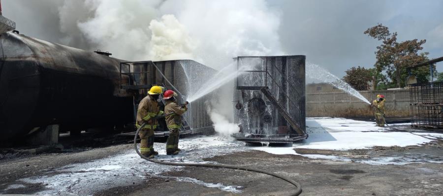 Sofocan incendio en parque industrial en Cunduacán tras 24 horas de trabajo