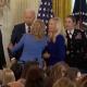 Biden sufre otro lapsus y aparentemente confunde a su esposa con otra mujer