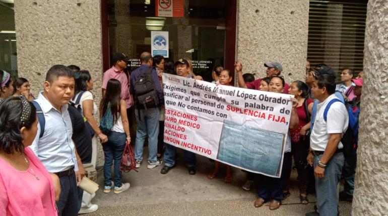 ¡Exigen basificación! Trabajadores de suplencia se manifiestan en Salud