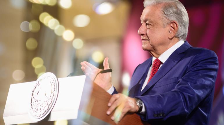 Apagón informático sólo afectó salida de vuelos internacionales en AICM: AMLO