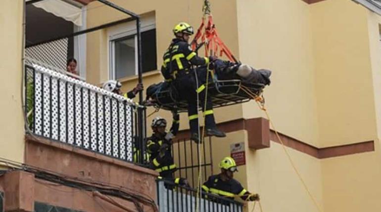 Con ayuda de una grúa, bomberos de España trasladan a hombre de 300 kilos al hospital