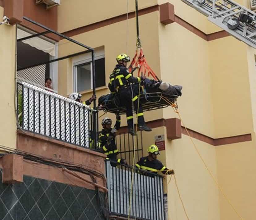 Con ayuda de una grúa, bomberos de España trasladan a hombre de 300 kilos al hospital