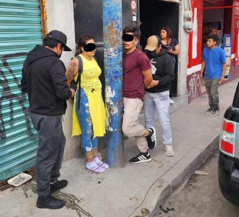 Retienen y amarran a dos presuntos ladrones a poste en Querétaro