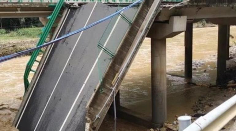 Se hunde puente en China por lluvias torrenciales; reportan muertos y desaparecidos