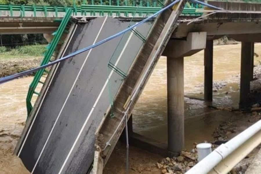 Se hunde puente en China por lluvias torrenciales; reportan muertos y desaparecidos