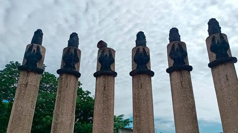 Se desprende "antorcha" de columna del parque "Niños Héroes de Villahermosa