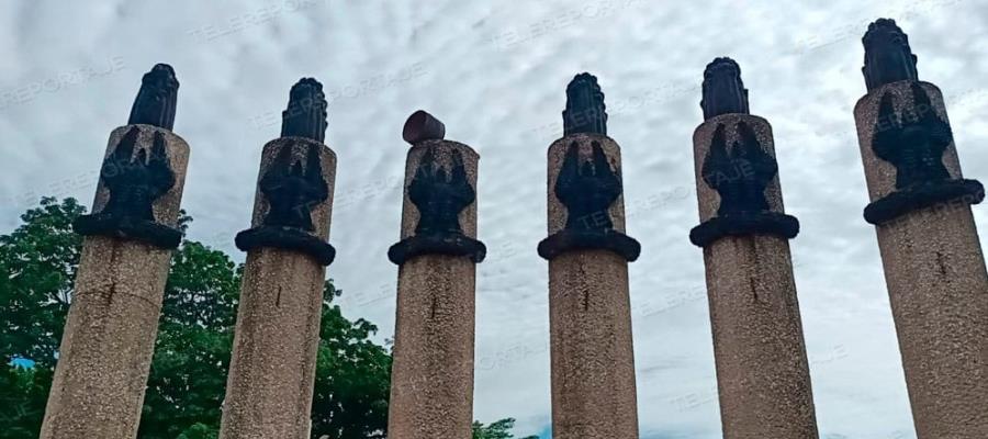 Se desprende "antorcha" de columna del parque "Niños Héroes de Villahermosa