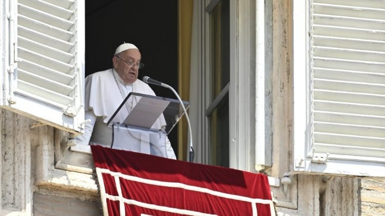 Exhorta Papa a estar atentos en no caer en "la dictadura del hacer" descuidando la convivencia familiar