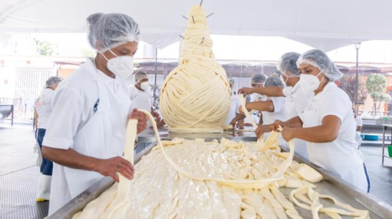 Entra Oaxaca a los Récord Guinness con la pieza de quesillo más grande del mundo